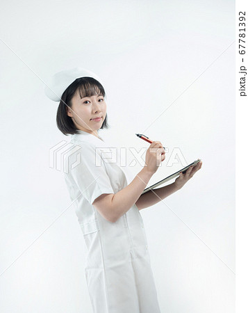 【白バック】カルテを書く看護師（ナース）【腰上】 67781392
