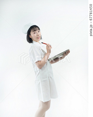 【白バック】カルテを書く看護師（ナース）【膝上】 67781450