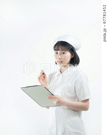【白バック】カルテを書く看護師（ナース）【腰上】 67781452