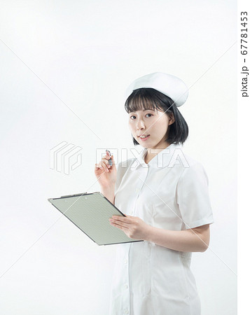 【白バック】カルテを書く看護師（ナース）【腰上】 67781453