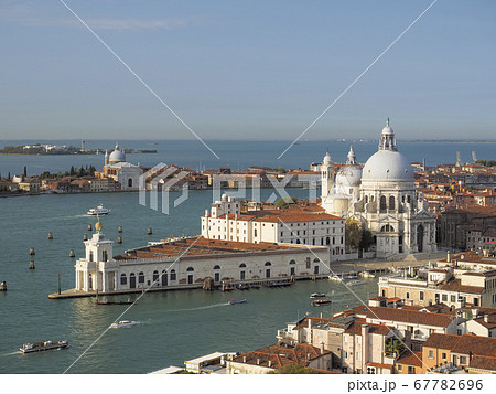 イタリア・ベネチア サンマルコの鐘楼見晴台からの眺望 サルーテ・大運河 67782696