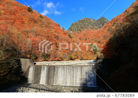 【山梨県】錦秋の西沢渓谷と鶏冠山 67783089