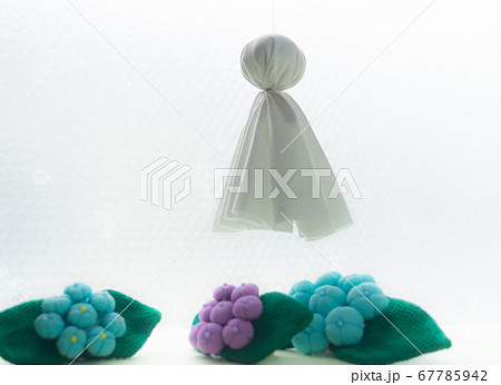 雨の日にてるてる坊主を吊るす　手作りのてるてる坊主　晴天を願っててるてる坊主を吊るす 67785942