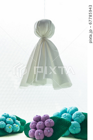 雨の日にてるてる坊主を吊るす　手作りのてるてる坊主　晴天を願っててるてる坊主を吊るす 67785943