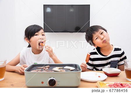 家で焼肉をする家族 67786456