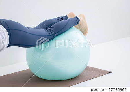 スポーツウェアを着た女性 67786962