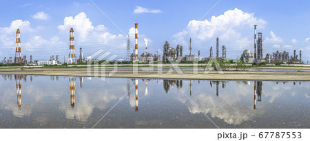 【パノラマ】四日市コンビナート 磯津海岸から望む塩浜エリアの工場風景のリフレクション 【パノラマ】四日市コンビナート 磯津海岸から望む塩浜エリアの工場風景のリフレクション 67787553