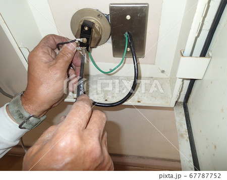 電磁弁の補修をする設備業者 67787752