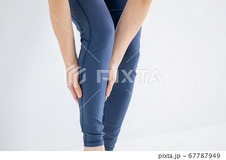 足をおさえる女性 足をおさえる女性 67787949