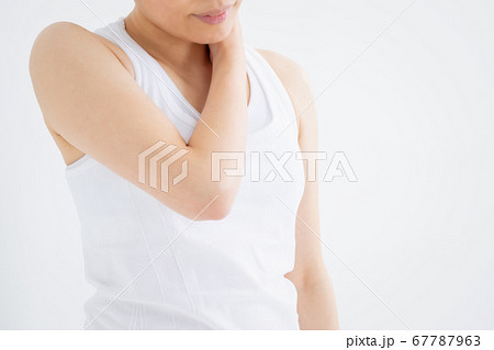 首を触る女性 首を触る女性 67787963