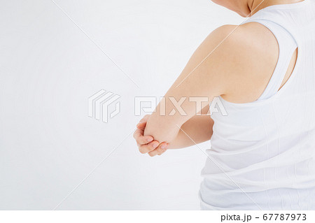 ひじを触る女性 67787973