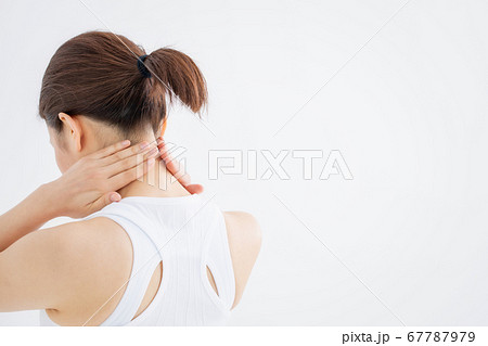 首を触る女性 首を触る女性 67787979