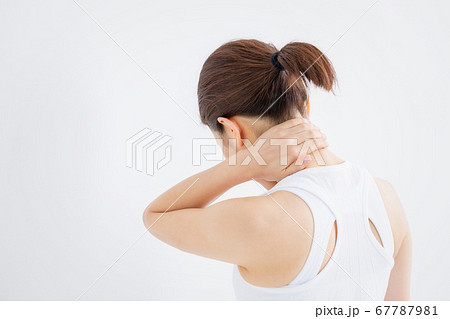 首を触る女性 67787981