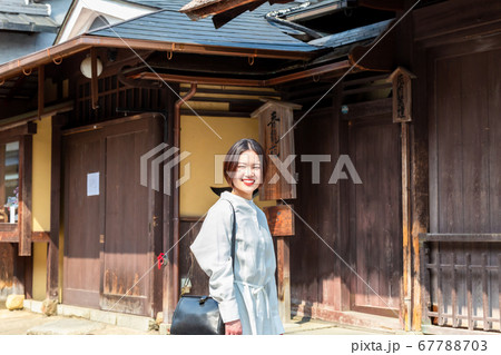 京都清水の産寧坂を観光する女性 67788703