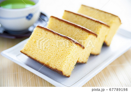 切り分けたカステラと緑茶 切り分けたカステラと緑茶 67789198