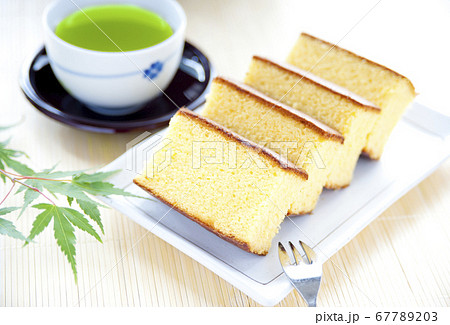 切り分けたカステラと緑茶と紅葉 切り分けたカステラと緑茶と紅葉 67789203