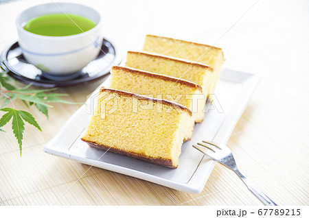 切り分けたカステラと緑茶と紅葉 切り分けたカステラと緑茶と紅葉 67789215