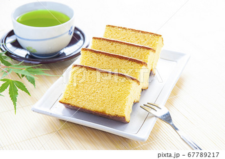 切り分けたカステラと緑茶 切り分けたカステラと緑茶 67789217