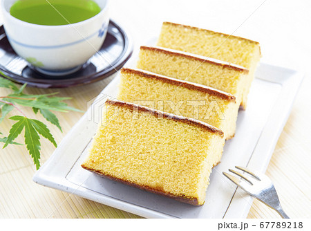 切り分けたカステラと緑茶と紅葉 切り分けたカステラと緑茶と紅葉 67789218