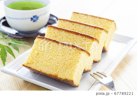 切り分けたカステラと緑茶と紅葉 切り分けたカステラと緑茶と紅葉 67789221