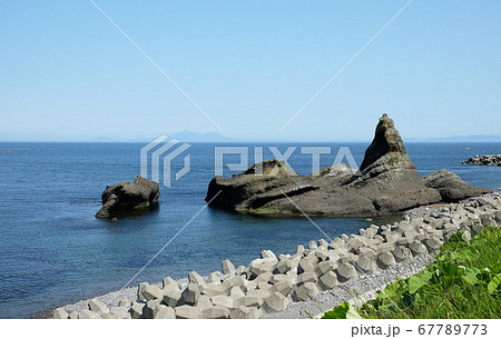 羅臼の海岸、天狗岩と国後島、知床半島6月 羅臼の海岸、天狗岩と国後島、知床半島6月 67789773