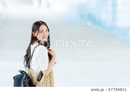 キャンバスの大学生 67789831