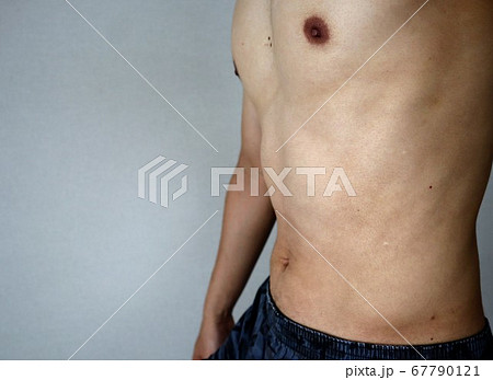 筋トレをしてダイエットに成功した日本人男性 横からの写真素材