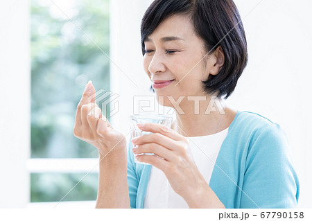 ミドル女性 サプリメントを飲む女性 ミドル女性 サプリメントを飲む女性 67790158
