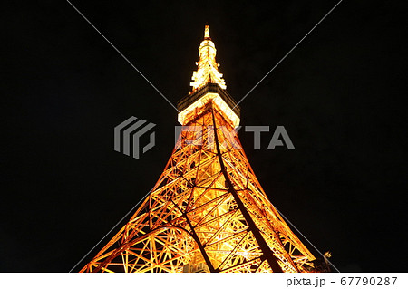 下から見上げた東京タワーのライトアップ 下から見上げた東京タワーのライトアップ 67790287