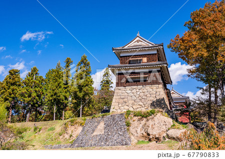 《長野県》上田城址公園　南櫓　秋の紅葉 67790833