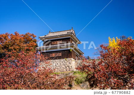 《長野県》上田城址公園　西櫓　秋の紅葉 67790882