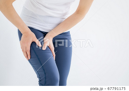 スポーツウェアを着た女性 スポーツウェアを着た女性 67791175