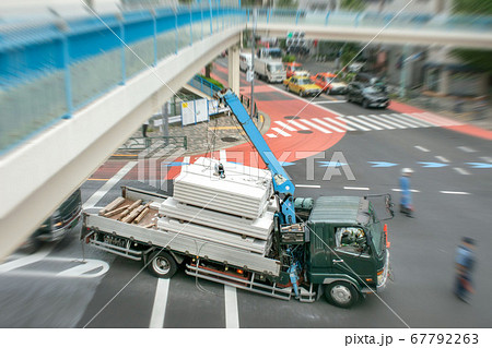 歩道橋で交通事故を起こした大型トラック 歩道橋で交通事故を起こした大型トラック 67792263