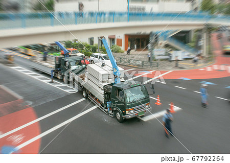 歩道橋で交通事故を起こした大型トラック 歩道橋で交通事故を起こした大型トラック 67792264