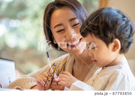 ライフスタイル 育児 ママ 67793850
