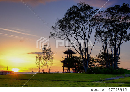 唐古鍵遺跡の夕景(奈良県磯城郡田原本町) 唐古鍵遺跡の夕景(奈良県磯城郡田原本町) 67793916