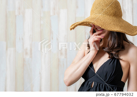 水着を着た女性 67794032