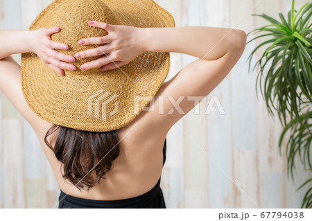 水着を着た女性 水着を着た女性 67794038