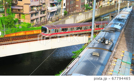 御茶ノ水駅のJR線と丸ノ内線の列車が通る風景 御茶ノ水駅のJR線と丸ノ内線の列車が通る風景 67794465