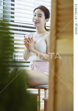ティータイム 窓 女性 67794674