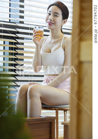 ティータイム 窓 女性 67794702