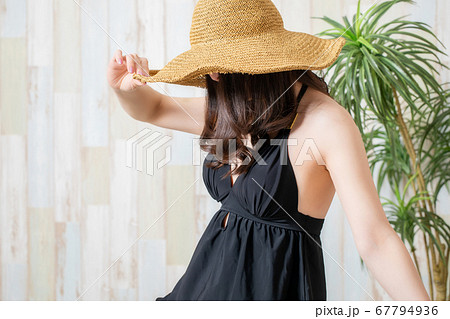 水着を着た女性 67794936