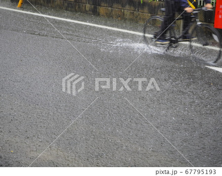 道路　冠水　豪雨　自然災害 67795193