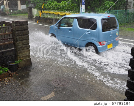 道路　冠水　豪雨　自然災害 67795194