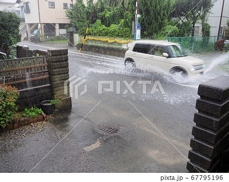 道路　冠水　豪雨　自然災害 67795196
