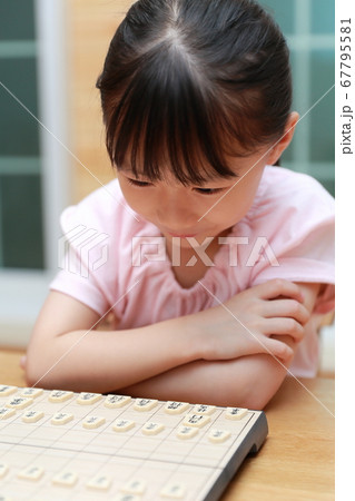 将棋の対局をする女の子 将棋の対局をする女の子 67795581