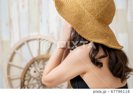 水着を着た女性 水着を着た女性 67796118