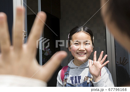 友達の家に迎えに行く小学生女の子 通学イメージ 友達の家に迎えに行く小学生女の子 通学イメージ 67796168