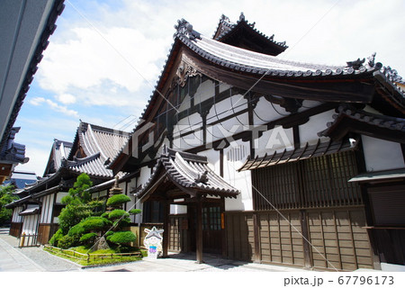 城下町の風情を残す尼崎寺町の本興寺 67796173