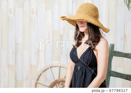 水着を着た女性 67796327